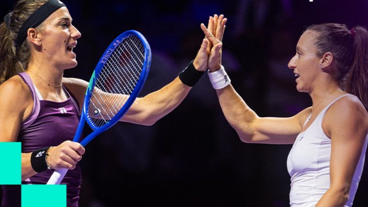 Luisa Stefani, tenista brasileira, junto da húngara Timea Babos (foto: Divulgação WTA)