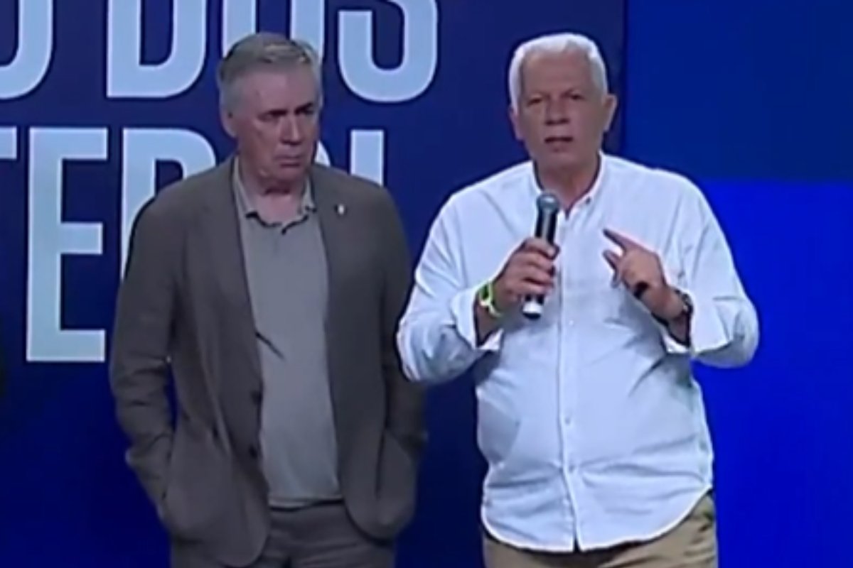 Momento em que Leão falou contra estrangeiros ao lado de Ancelotti (foto: Reprodução)