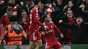 Mac Allister e Ekitike durante comemoração de gol do Liverpool contra o Real Madrid  - Crédito: 