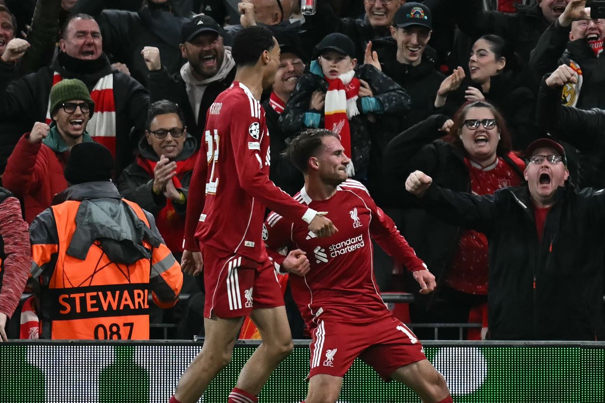 Mac Allister e Ekitike durante comemoração de gol do Liverpool contra o Real Madrid (foto: PAUL ELLIS/AFP)