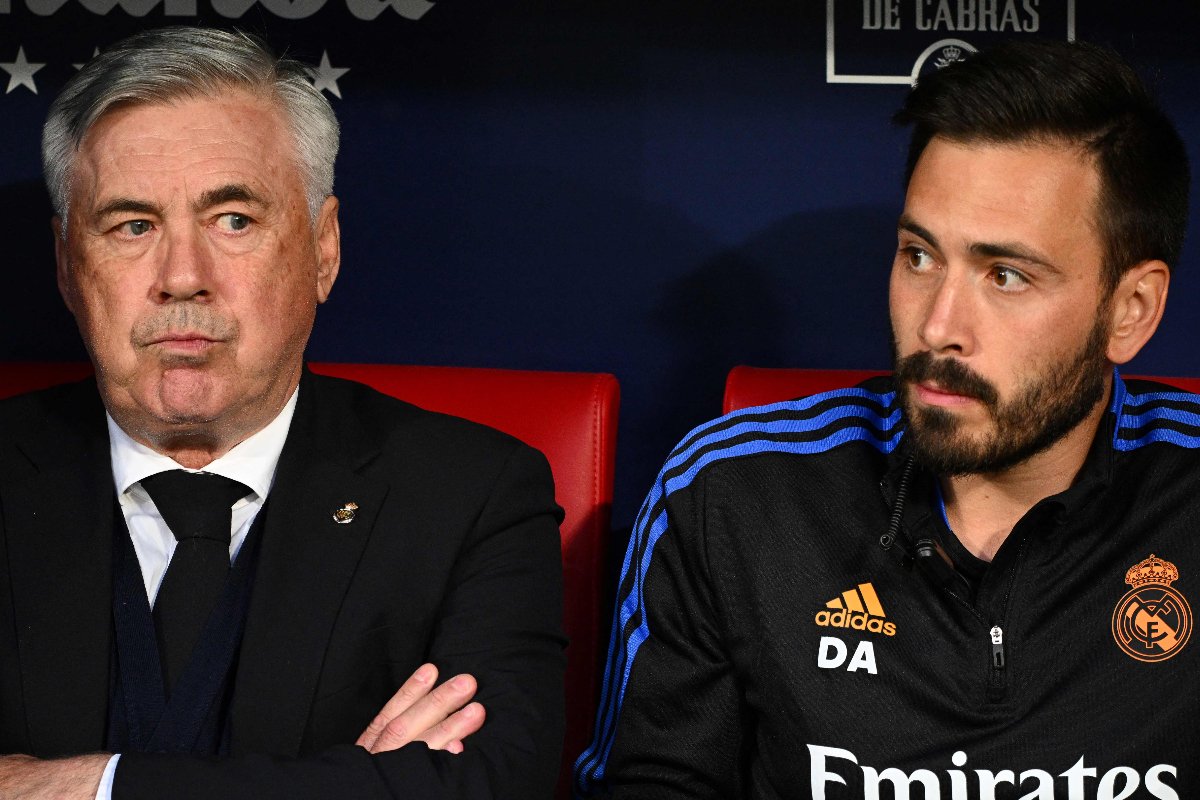 Carlo e Davide Ancelotti juntos em jogo do Real Madrid, em 2022 (foto: GABRIEL BOUYS/AFP - 8/5/2022)