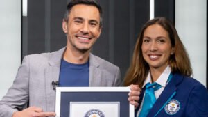 Bruno Vicari, jornalista da ESPN, ao lado da juíza Camila Borenstain, do Guinness World Records - Crédito: 