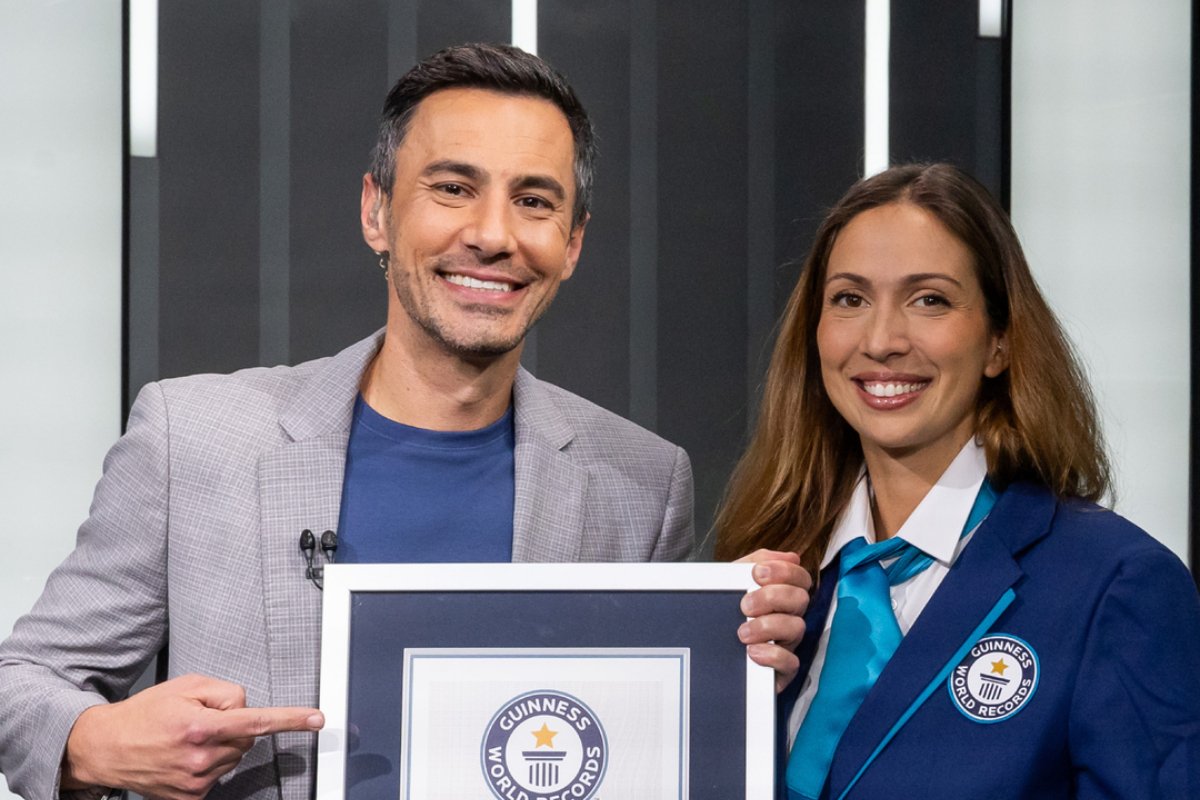 Bruno Vicari, jornalista da ESPN, ao lado da juíza Camila Borenstain, do Guinness World Records (foto: Divulgação/ESPN)