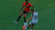 Lance no qual Atlético reclamou de pênalti contra o Sport (foto: Reprodução)