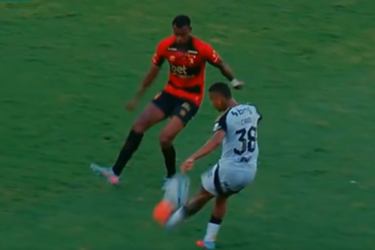 Lance no qual Atlético reclamou de pênalti contra o Sport (foto: Reprodução)