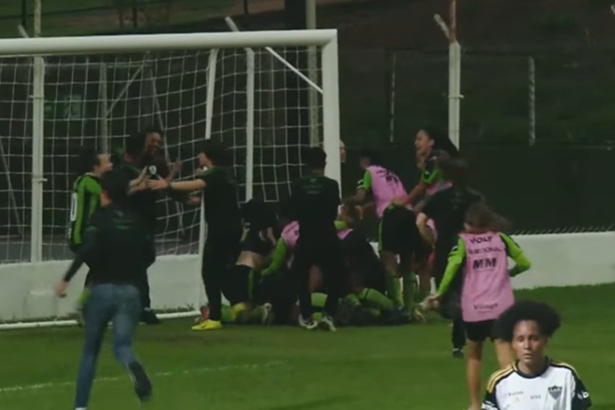 Jogadoras do América comemoram classificação à final do Mineiro Feminino (foto: Reprodução/FMF)