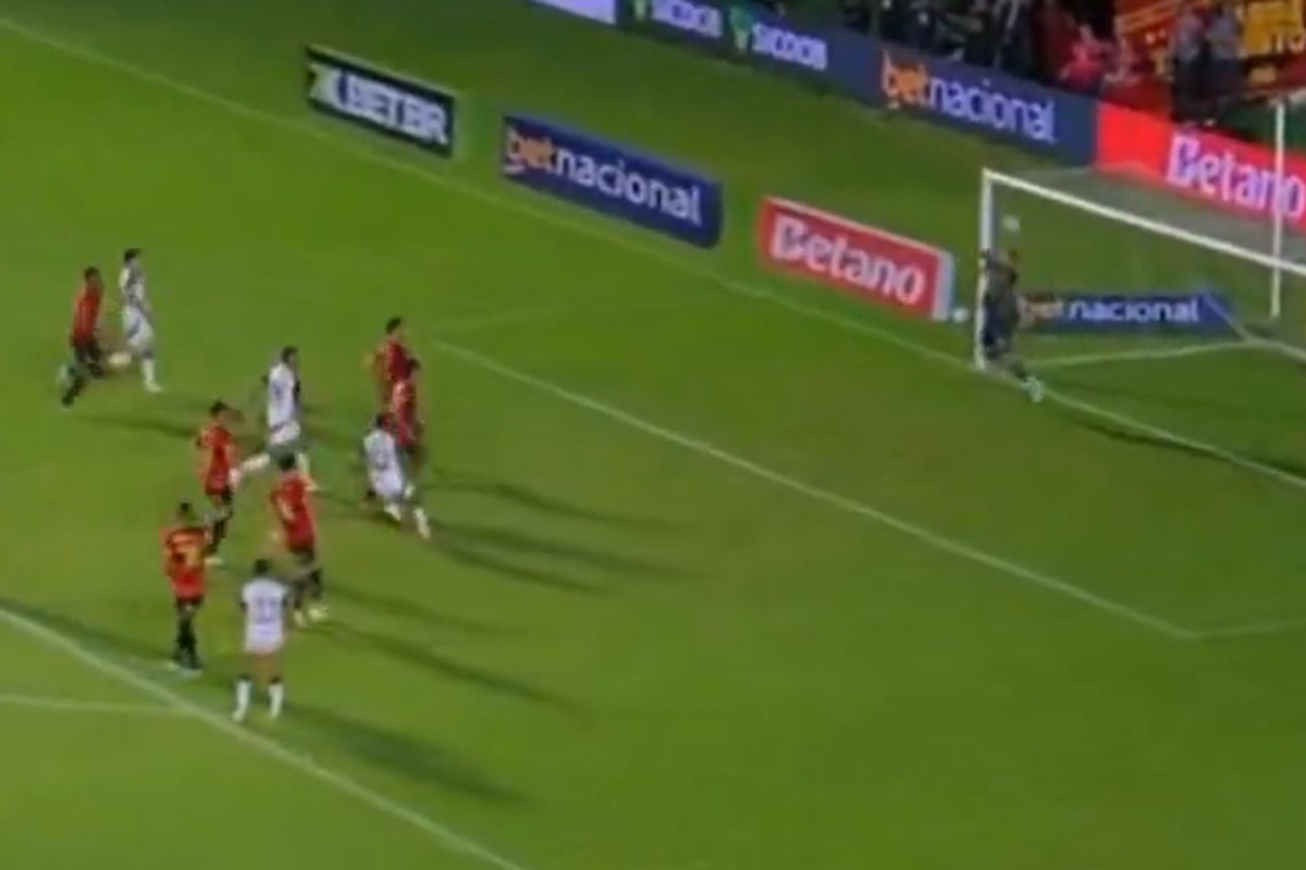 Momento em que Gabriel Vasconcelos falhou em Sport x Atlético (foto: Reprodução)