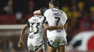 Hulk comemora gol do Atlético ao lado de Rony - Crédito: 