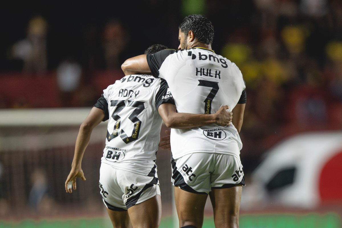 Hulk comemora gol do Atlético ao lado de Rony (foto: Pedro Souza/Atlético)
