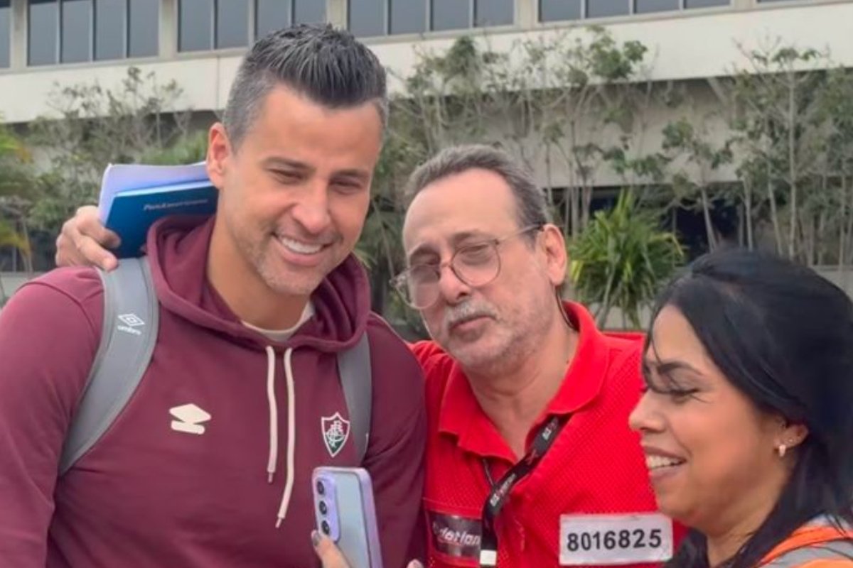 Fábio ao lado de fãs em Belo Horizonte (foto: Divulgação/Fluminense)