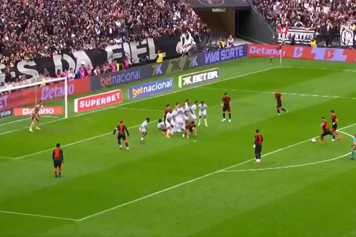 Momento em que Memphis Depay cobrou falta durante Corinthians x Ceará (foto: Reprodução)