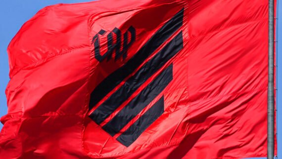 Bandeira do Athletico-PR (foto: Divulgação/Athletico-PR)