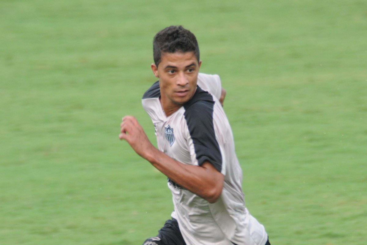 Ricardo Bueno durante treino do Atlético em 2011 - (foto: Jorge Gontijo/EM/D.A Press - 9/03/2011)