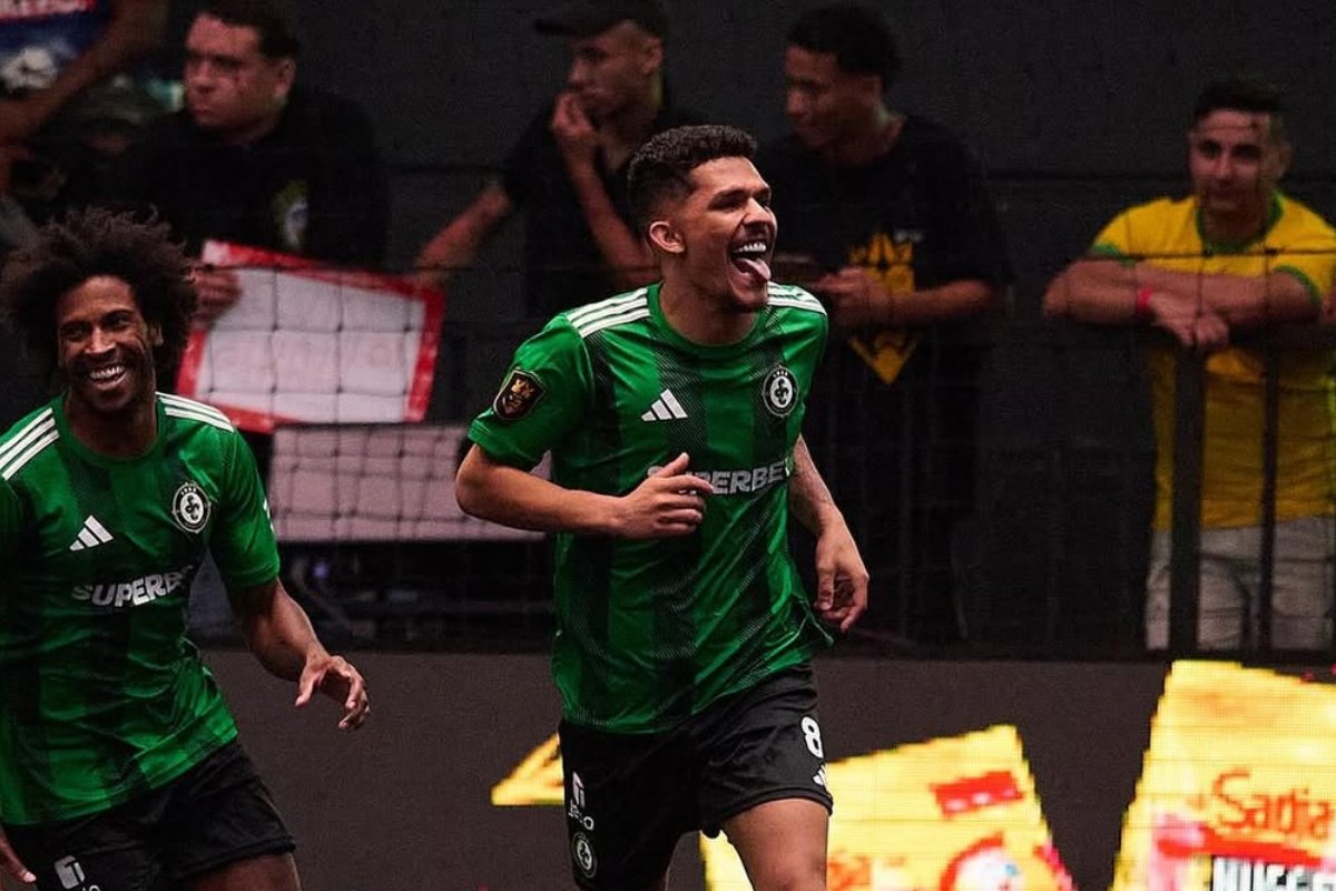 Gabriel Tota (ao centro) comemora durante partida da Kings Cup (foto: Divulgação/LOUD)