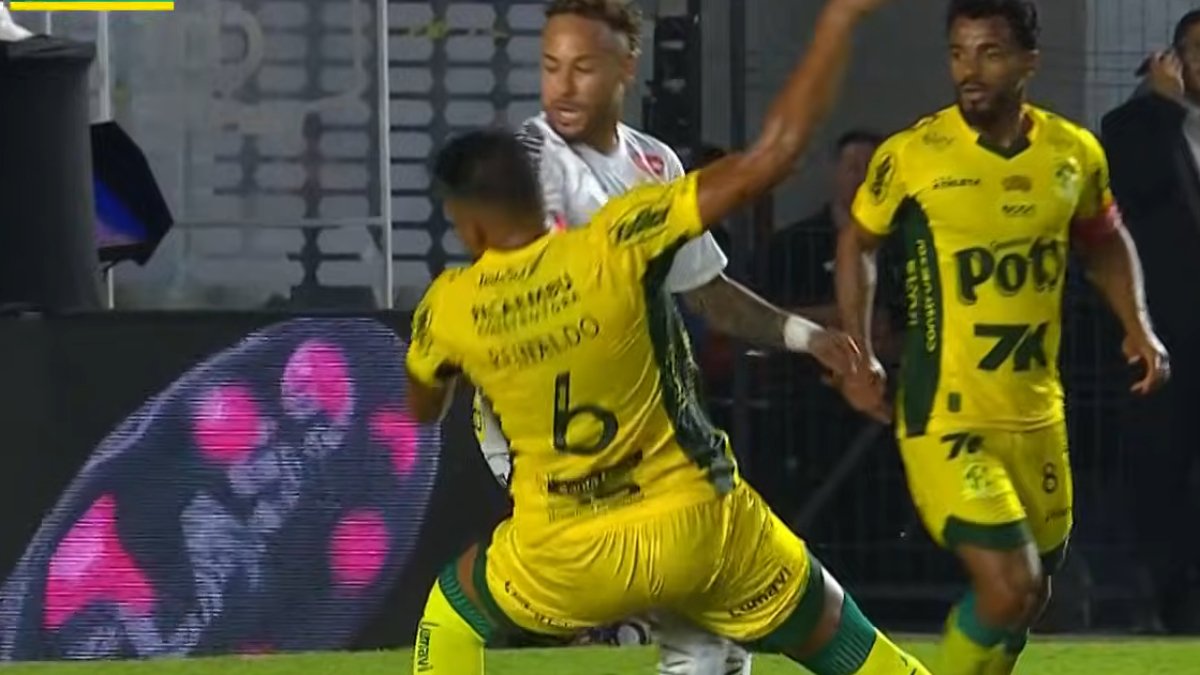 Momento em que Neymar comete falta em Reinaldo (foto: Reprodução)
