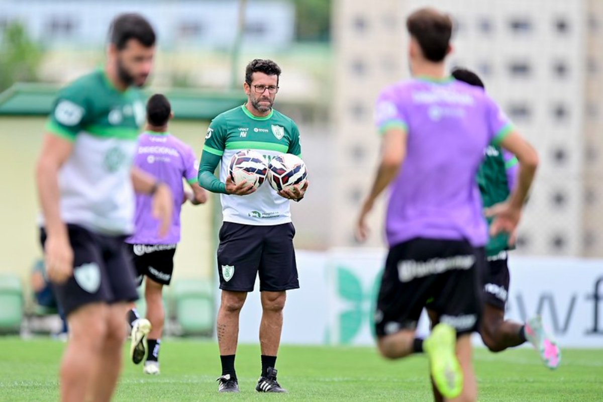 Alberto Valentim no comando de treino do América (foto: Mourão Panda/América)