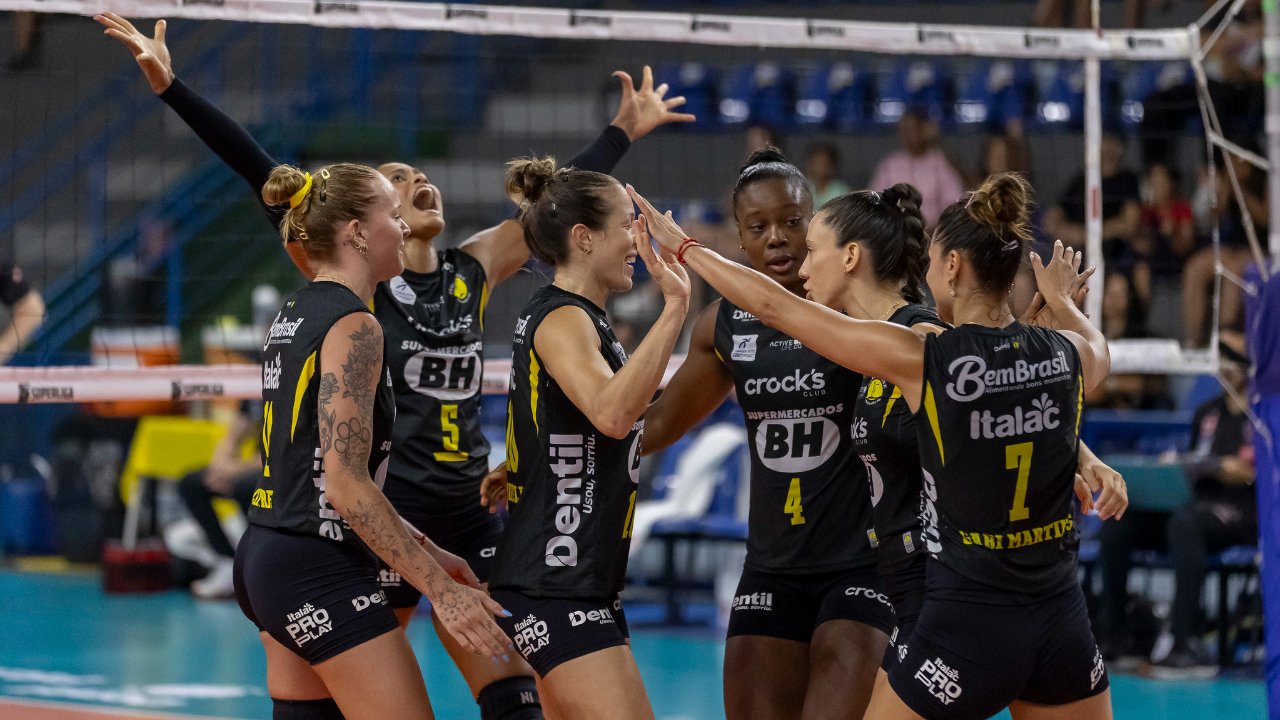 Time do Praia Clube em jogo da Superliga Feminina de Vôlei (foto: Bruno Cunha / Praia Clube)