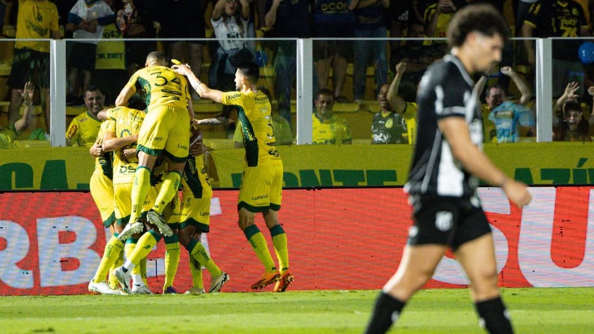 Jogadores do Mirassol em duelo com Ceará (foto: JP Pinheiro / Agência Mirassol)