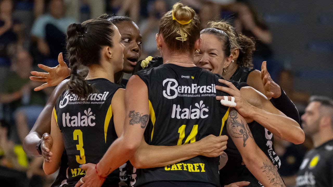 Time do Praia Clube em jogo da Superliga Feminina de Vôlei (foto: Bruno Cunha / Praia Clube)