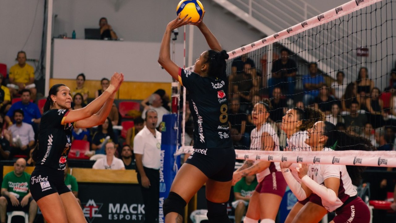 Duelo entre Mackenzie e Fluminense pela Superliga Feminina de Vôlei (foto: Alessandra Torres | @torres_foto)