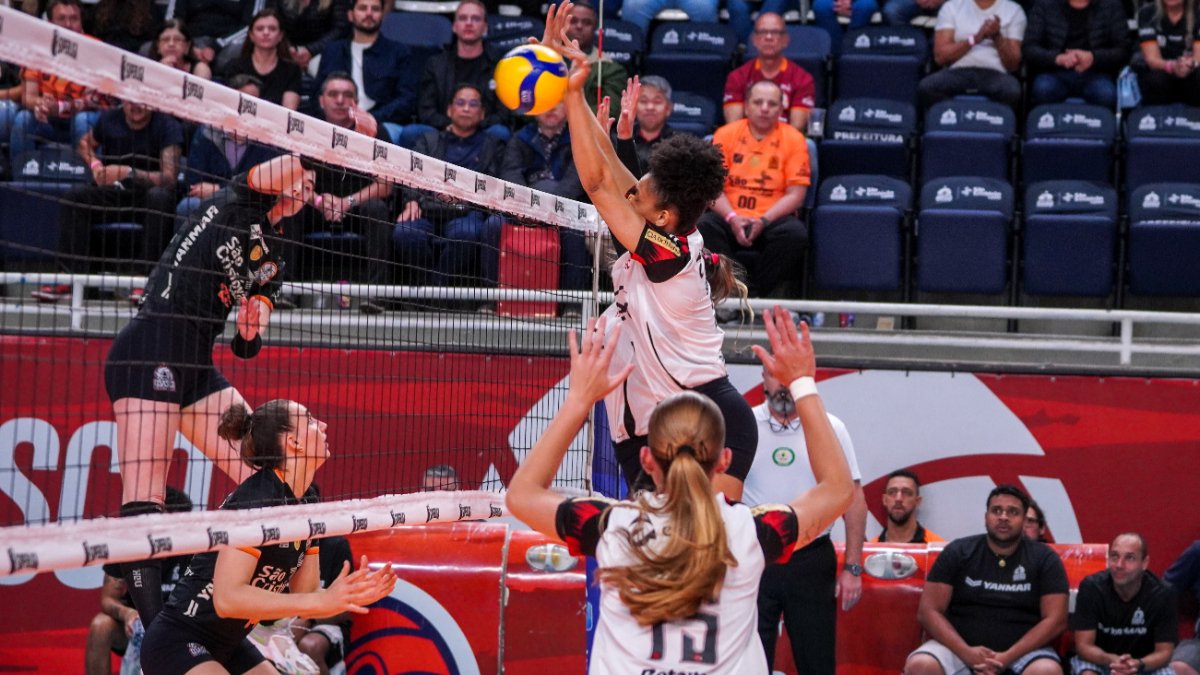 Jogo entre Osasco e Flamengo pela Superliga Feminina de Vôlei (foto: @osascovoleibolclube-@carol_fotografia)