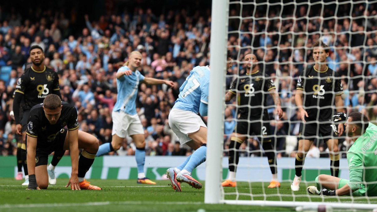 À esquerda, zagueiro Maxime Estève lamenta gol contra diante do City - (foto: Darren Staples / AFP)