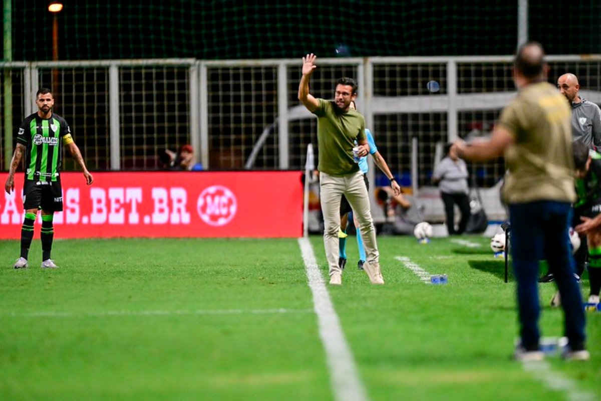 Alberto Valentim em jogo do América pela Série B (foto: Mourão Panda/América)