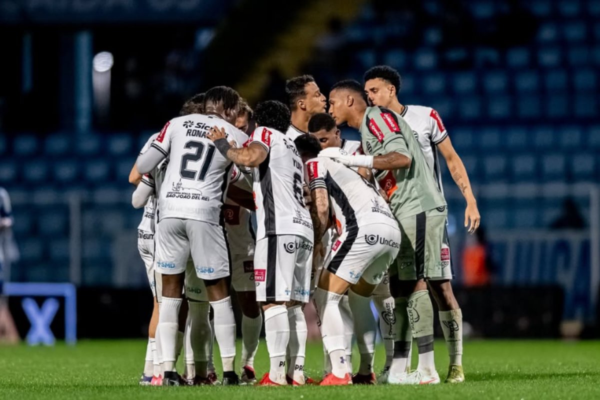 Jogadores do Athletic unidos durante partida (foto: Divulgação/Athletic)
