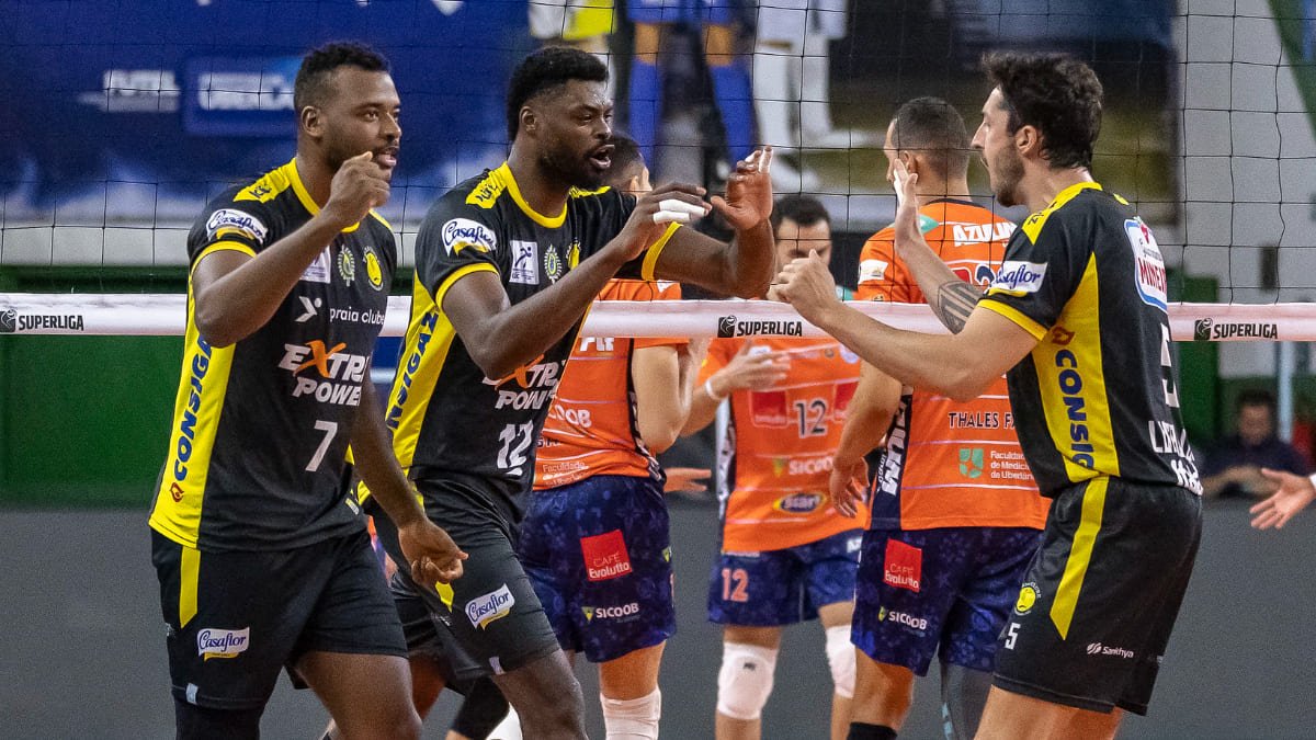 Time do Praia Clube em jogo da Superliga Masculina de Vôlei (foto: Bruno Cunha / Praia Clube)