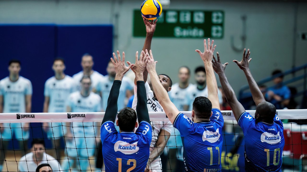 Jogadores do Minas em partida da Superliga Masculina de Vôlei (foto: Hedgard Moraes/ MTC)