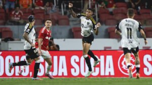 Jogo entre Internacional e Atlético no Beira-Rio (foto: Pedro Souza / Atlético)