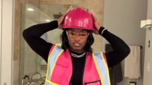 Simone Biles se vestiu de construtora para festa de halloween - Crédito: 