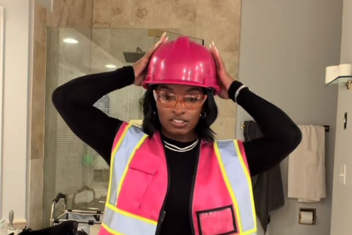 Simone Biles se vestiu de construtora para festa de halloween (foto: Reprodução)