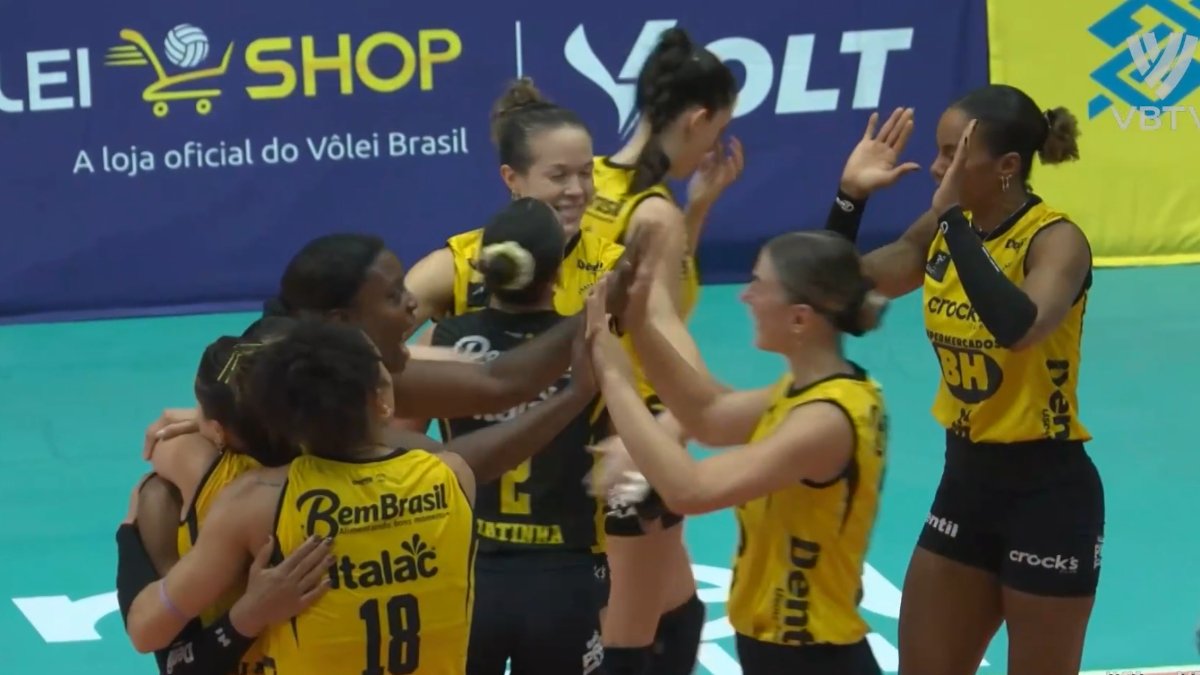 Jogadores do Praia Clube em partida da Superliga Feminina de Vôlei (foto: Reprodução Volleyball TV)