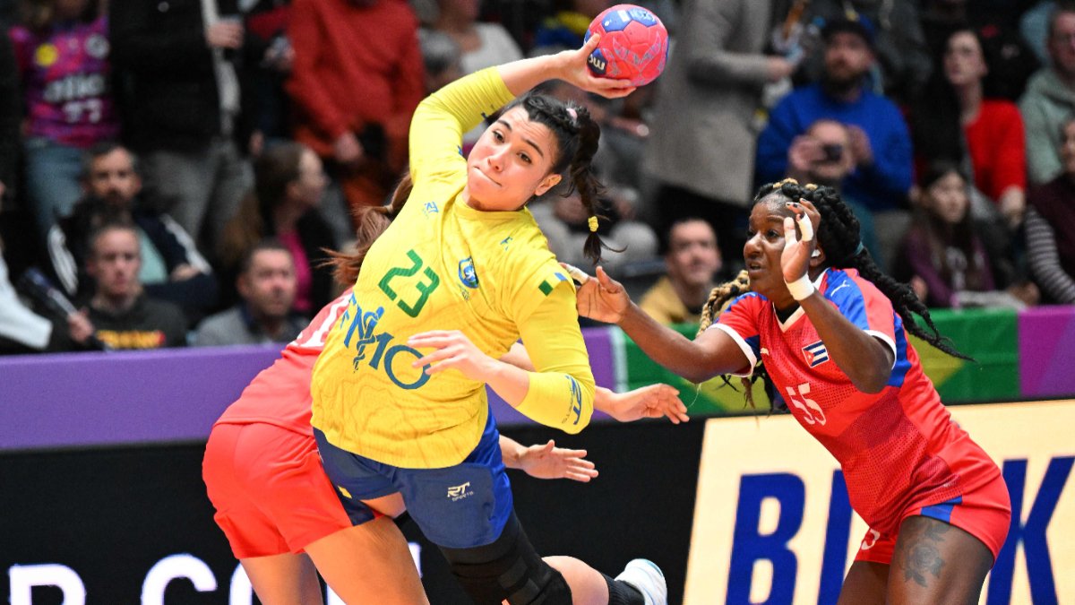 Jogo entre Brasil e Cuba pelo Mundial Feminino de Handebol (foto: THOMAS KIENZLE / AFP)
