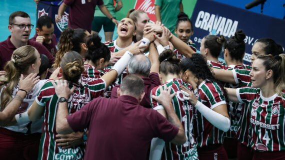 Time do Fluminense em jogo da Superliga Feminina de Vôlei diante do Praia Clube (foto: MARCELO GONÇALVES/FLUMINENSE FC)
