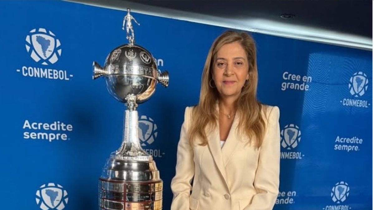 Leila Pereira ao lado da taça da Libertadores (foto: Divulgação/Leila Pereira)
