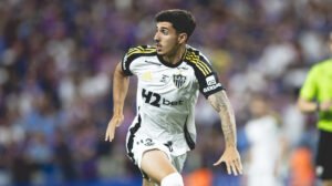 Cadu em campo pelo Atlético diante do Fortaleza, em 30 de novembro de 2025 - Crédito: 