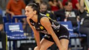 Macris em quadra pelo Praia Clube na Superliga Feminina de Vôlei (foto: Bruno Cunha / Praia Clube)