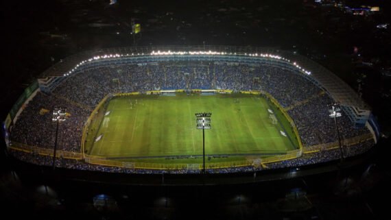Duelo entre El Salvador e Guatemala no Cucastlán Stadium, em 14 de outubro, pela 4ª rodada das Eliminatórias da Concacaf (foto: Marvin RECINOS / AFP)