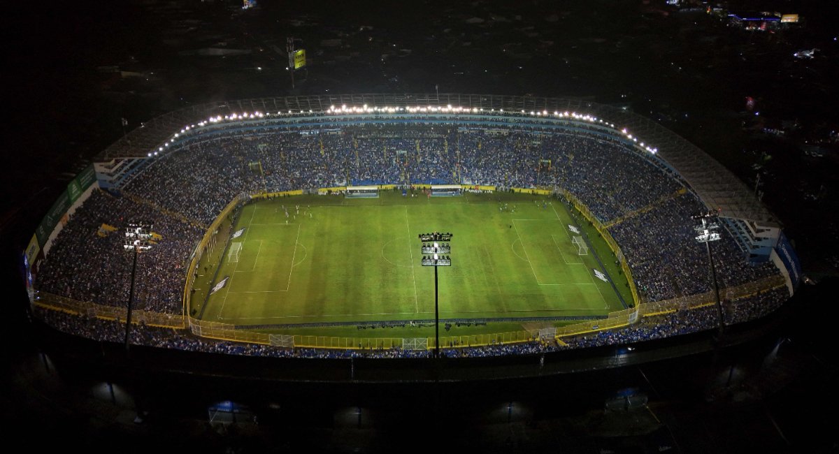Duelo entre El Salvador e Guatemala no Cucastlán Stadium, em 14 de outubro, pela 4ª rodada das Eliminatórias da Concacaf (foto: Marvin RECINOS / AFP)