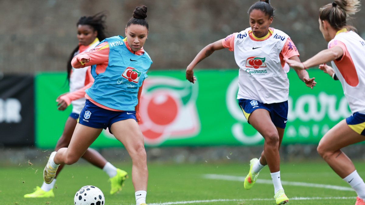 Jogadoras da Seleção Brasileira durante treino (foto: Lívia Villas Boas/CBF)
