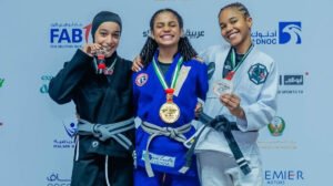 Inês, ao centro, com a medalha de ouro do Mundial de Jiu-jitsu - Crédito: 