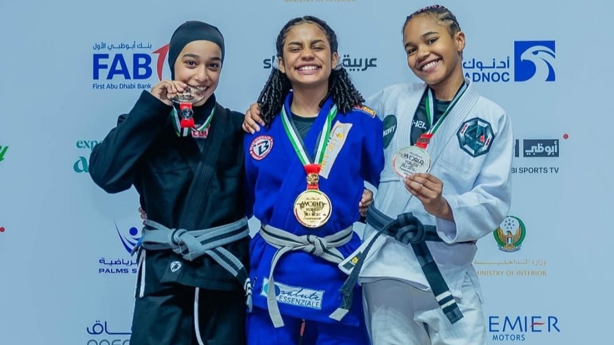 Inês, ao centro, com a medalha de ouro do Mundial de Jiu-jitsu (foto: Divulgação)