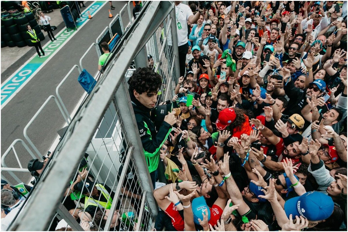 Gabriel Bortoleto na grade do GP de São Paulo recebendo os fãs brasileiros (foto: Divulgação/Stake F1 Team KICK Sauber)