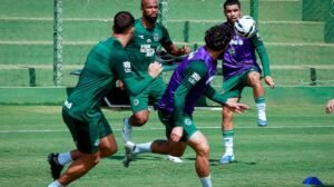 Atletas do Goiás em treino  - Crédito: 
