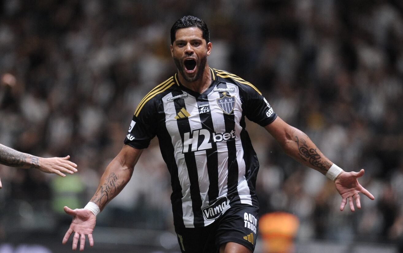 Hulk de braços abertos comemorando gol (foto: Alexandre Guzanshe/EM/D.A Press)