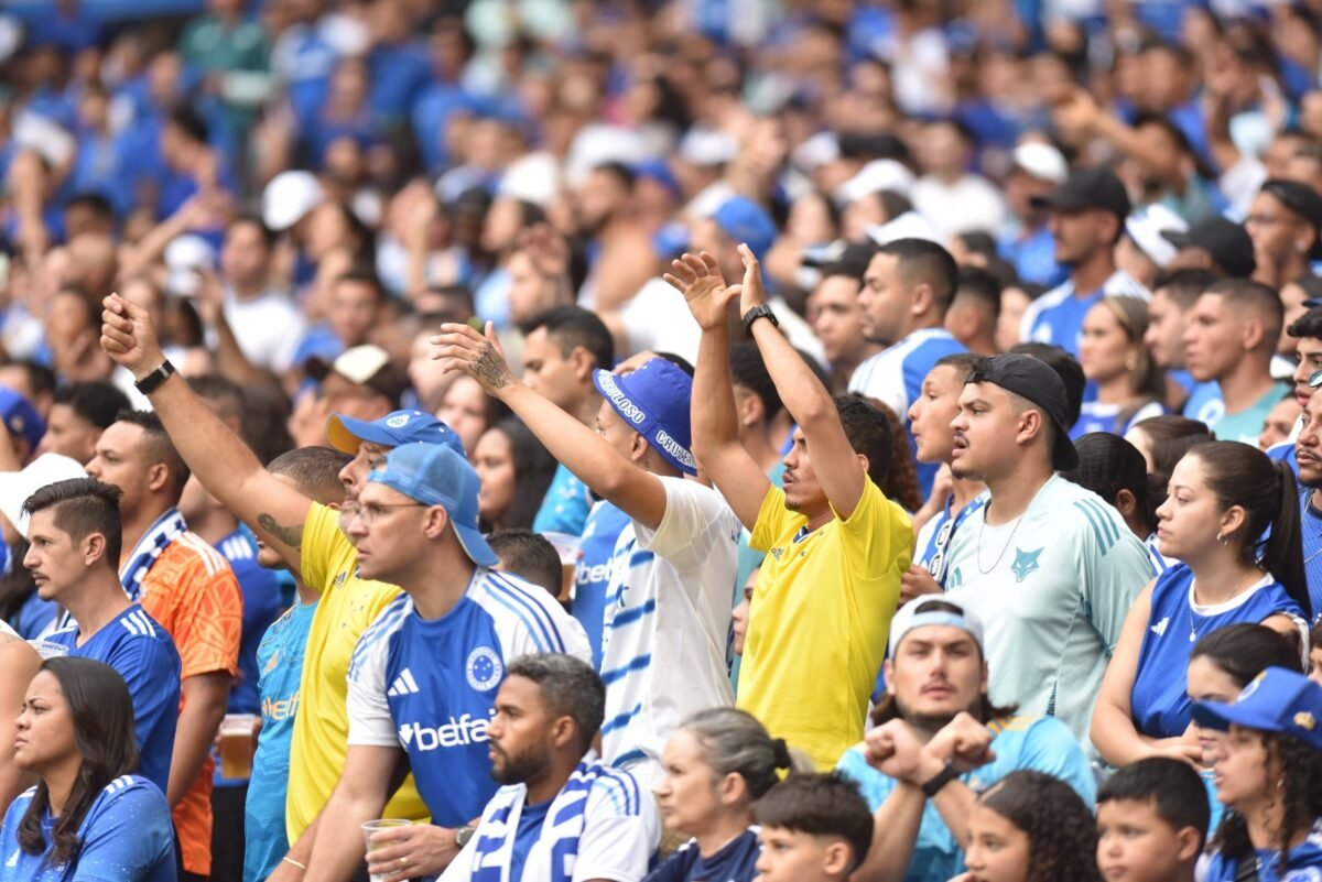 Torcida do Cruzeiro no jogo contra o Fluminense no Mineirão (foto: Ramon Lisboa/EM D.A Press)