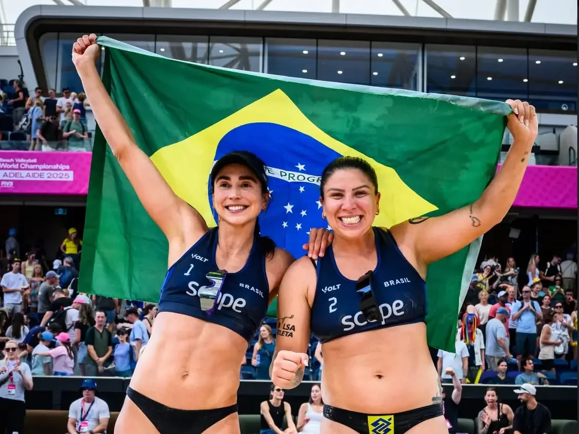 Carol Solberg e Rebecca comemorando a conquista da medalha de bronze no Mundial de Vôlei de Praia - (foto: Redes sociais Volleyball World/Divulgação)