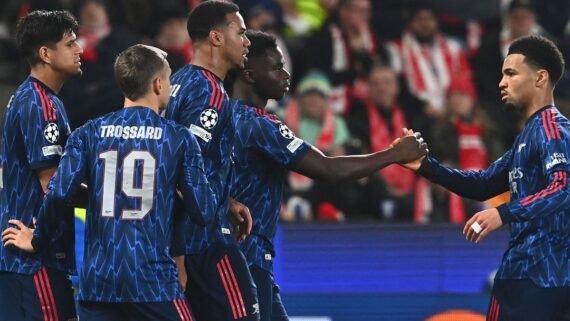 Jogadores do Arsenal comemoram gol em partida da Champions League (foto: MICHAL CIZEK/AFP)